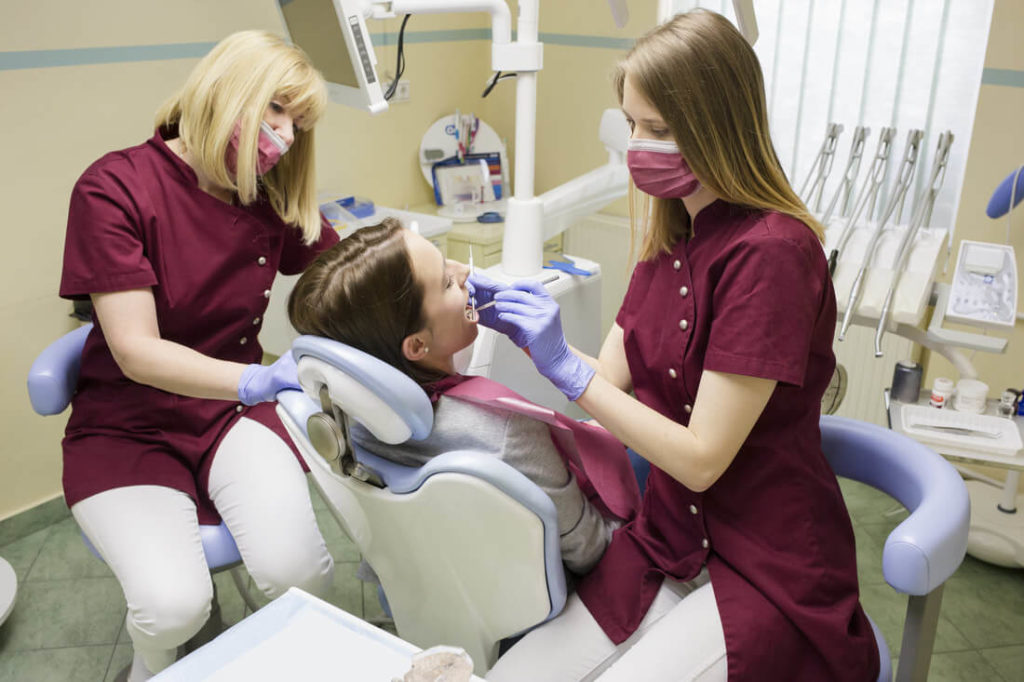 Páciens egy fogászati ellenőrzésen